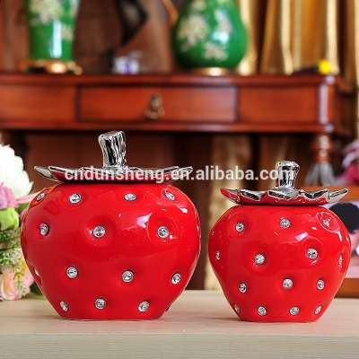 wholesale chinese ceramic strawberry decoration jar